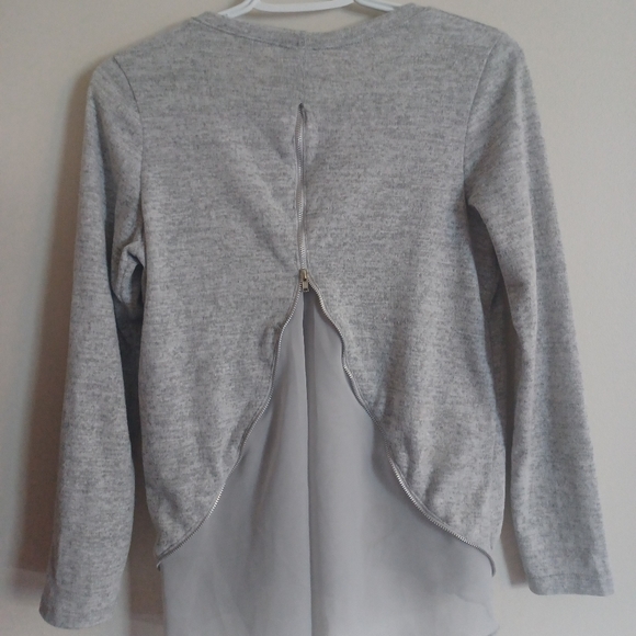 Grey long sleeve design lab top, size xs, back functional zipper detail - Picture 3 of 3
